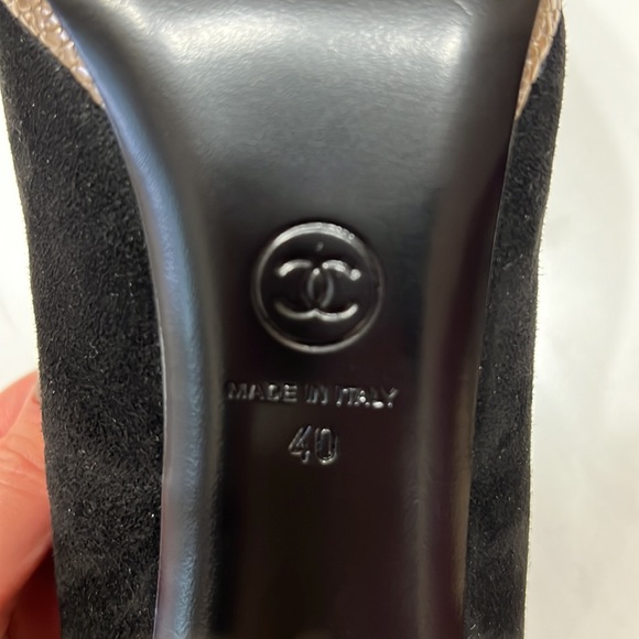 CHANEL Black Suede CC Logo| Gold Heel Pumps G32233 | Size EU 40 - Picture 9 of 9